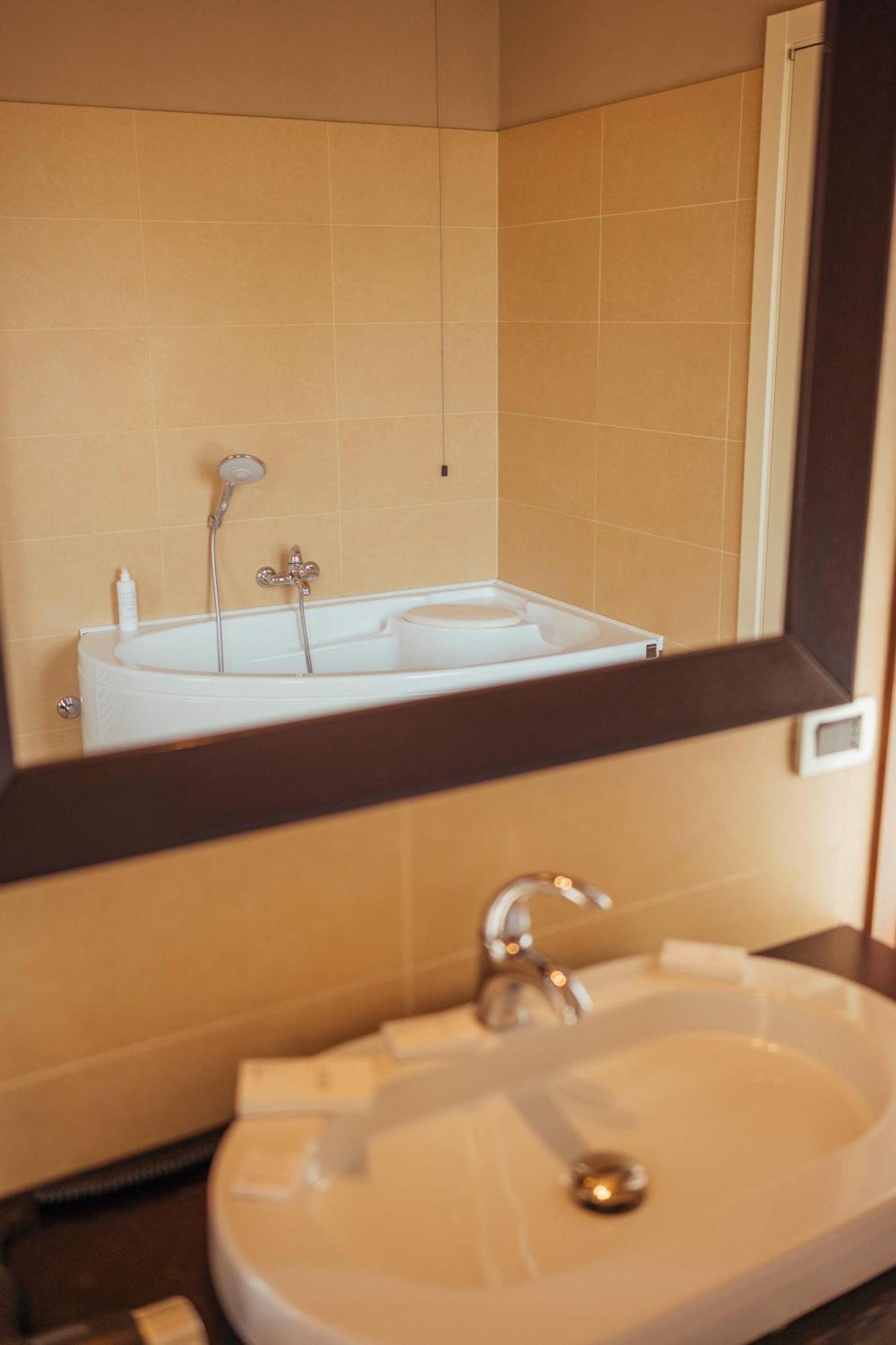 Hotel Palazzo Paradiso 玛杜纳迪利万泽 外观 照片